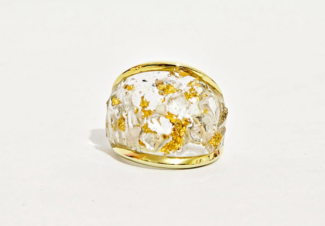 anel de ouro com detalhes em acrilico transparente e dourado