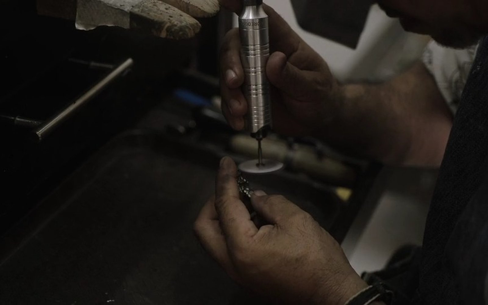 Artesano trabajando en una joya exclusiva