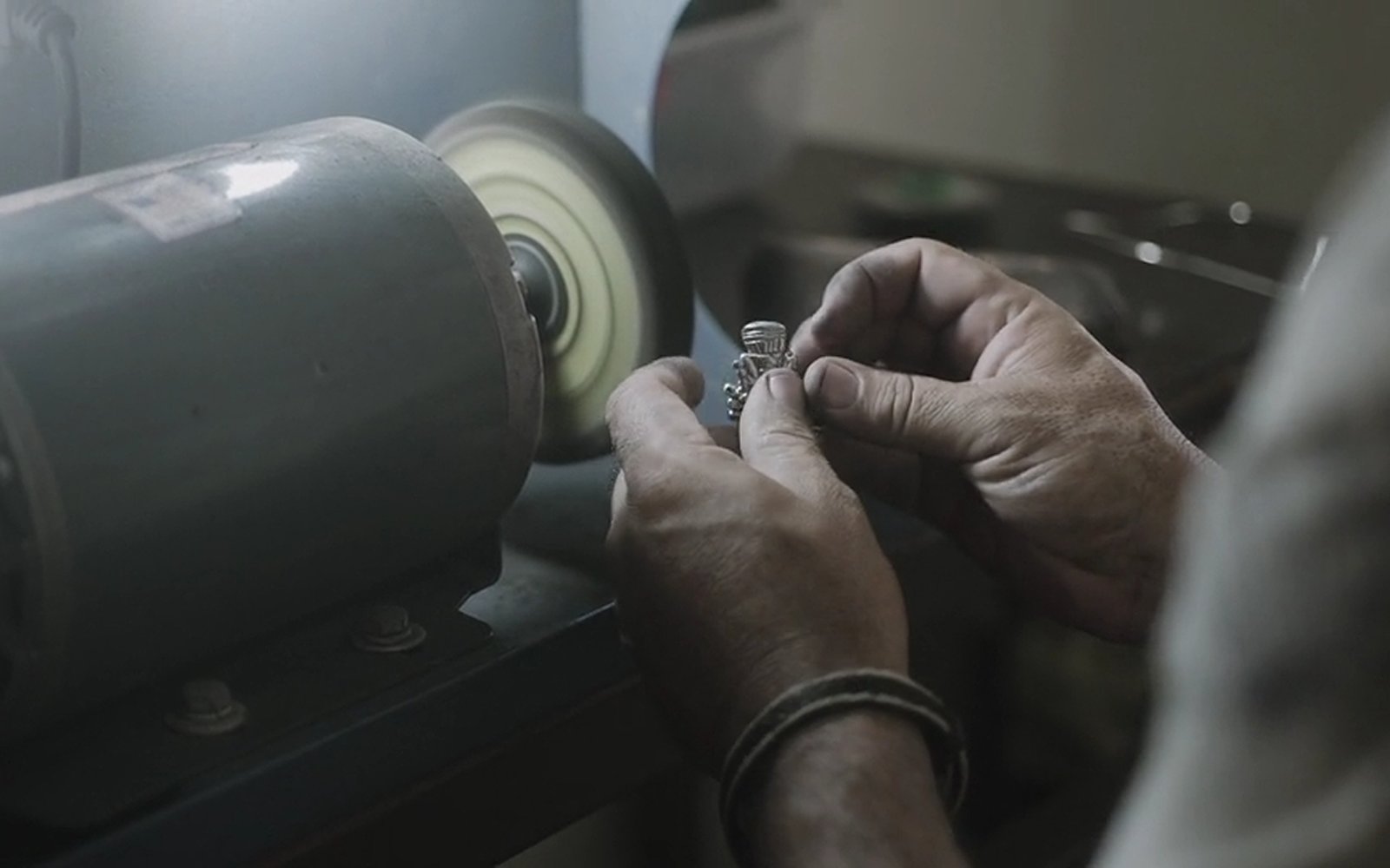 Artesano trabajando en una joya exclusiva