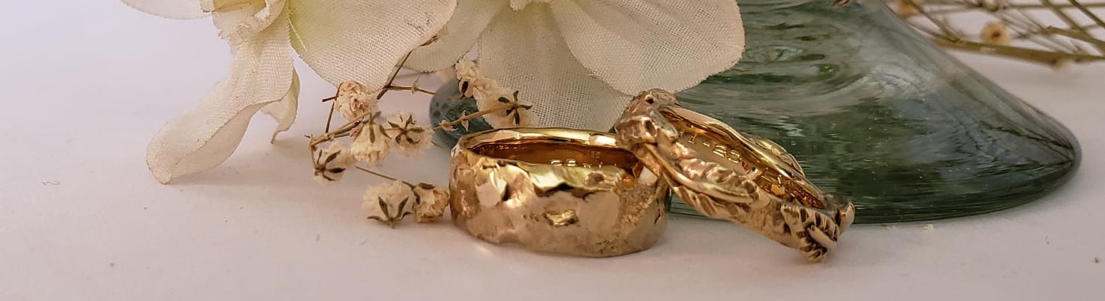 Alianzas de compromiso de oro.