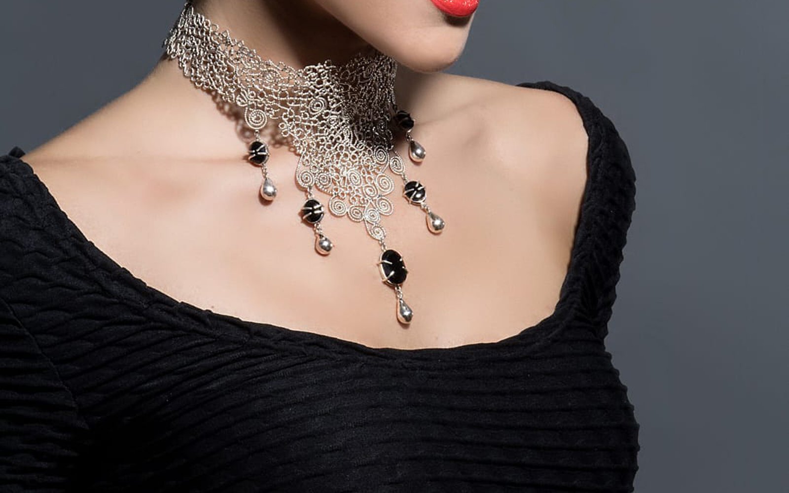 Joyas de plata con piedras de obsidiana negra y un elegante diseño