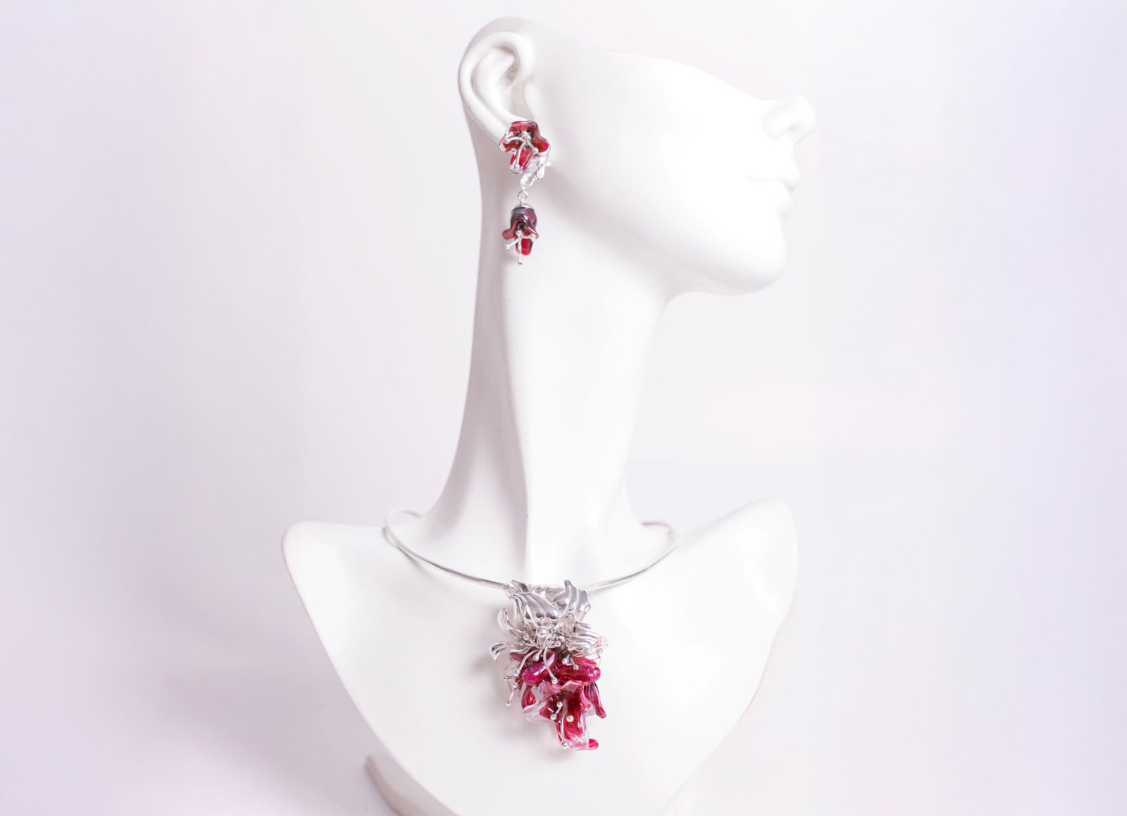 Aretes e Collar de Plata y vidrio de la Colección Lírio Oriental