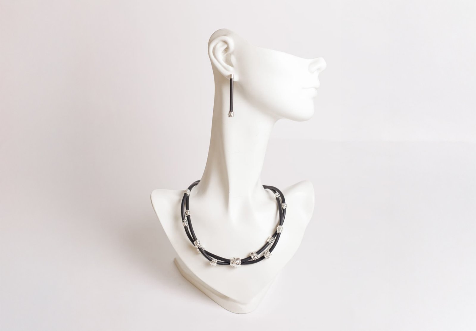 Collar y aretes de plata inspirados en una colmena