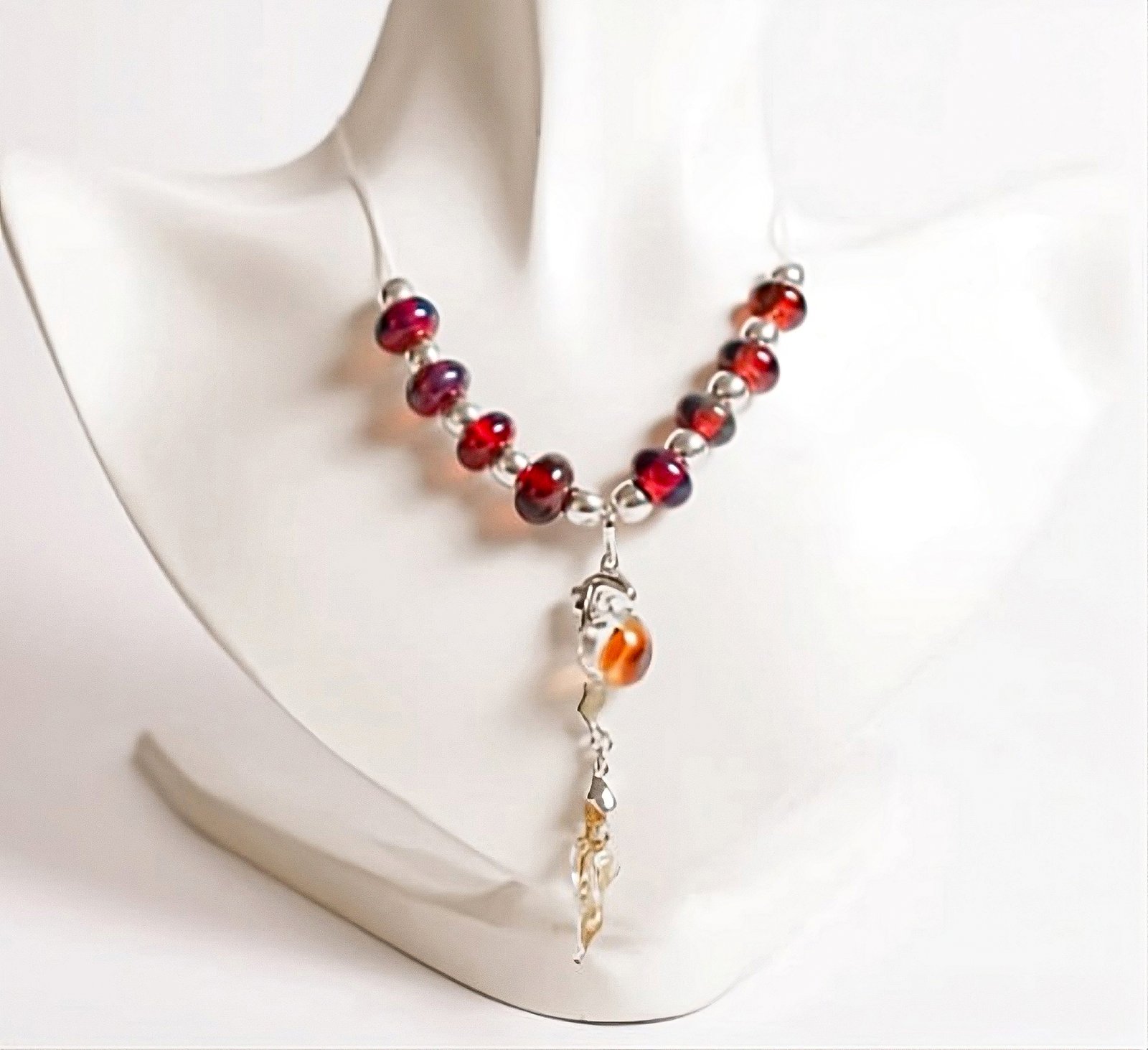 Collar de plata y vidrio rojo inspirado en el café de la tarde