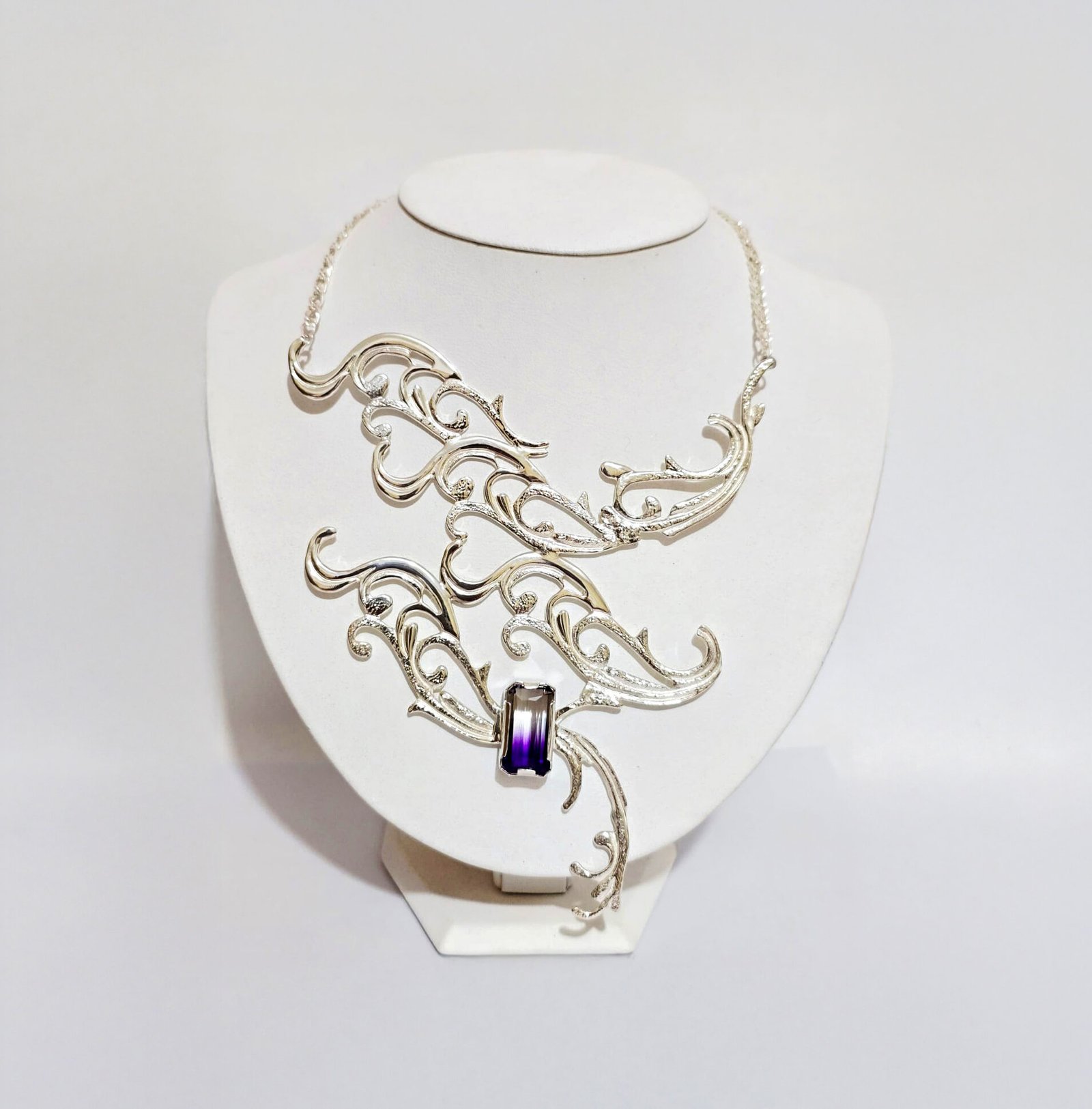 Collar bicolor de plata y amatista con busto blanco