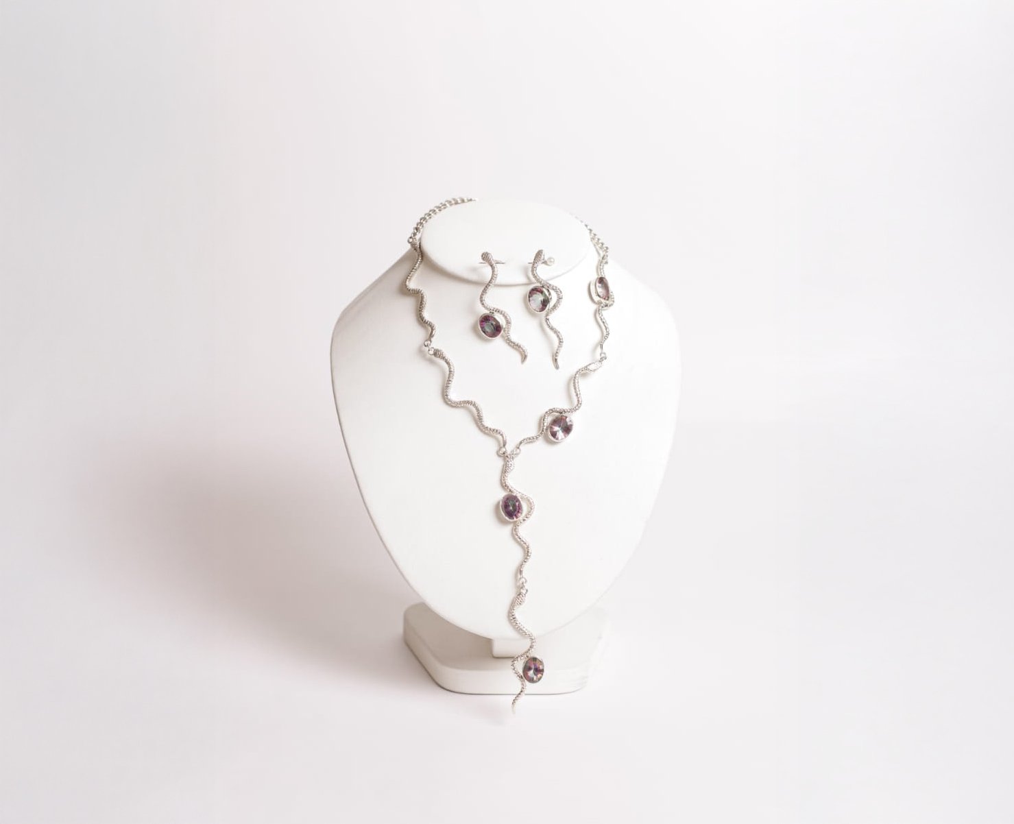 collar de plata inspirado en la medusa de la mitología griega