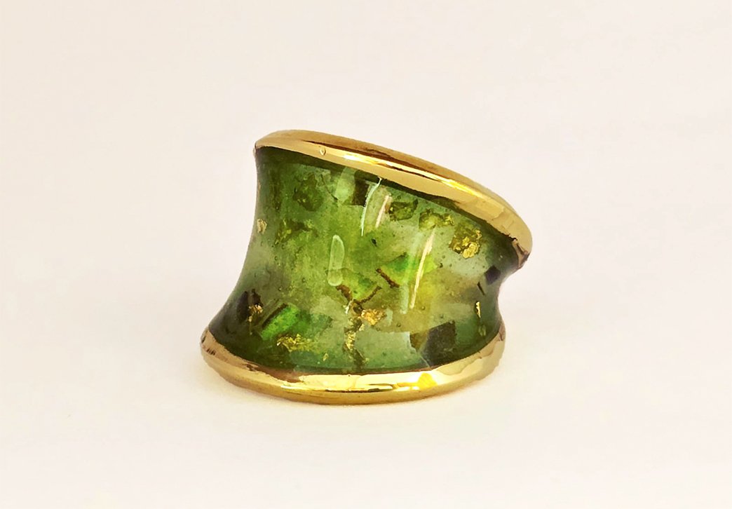 Anillo de oro y vidrio