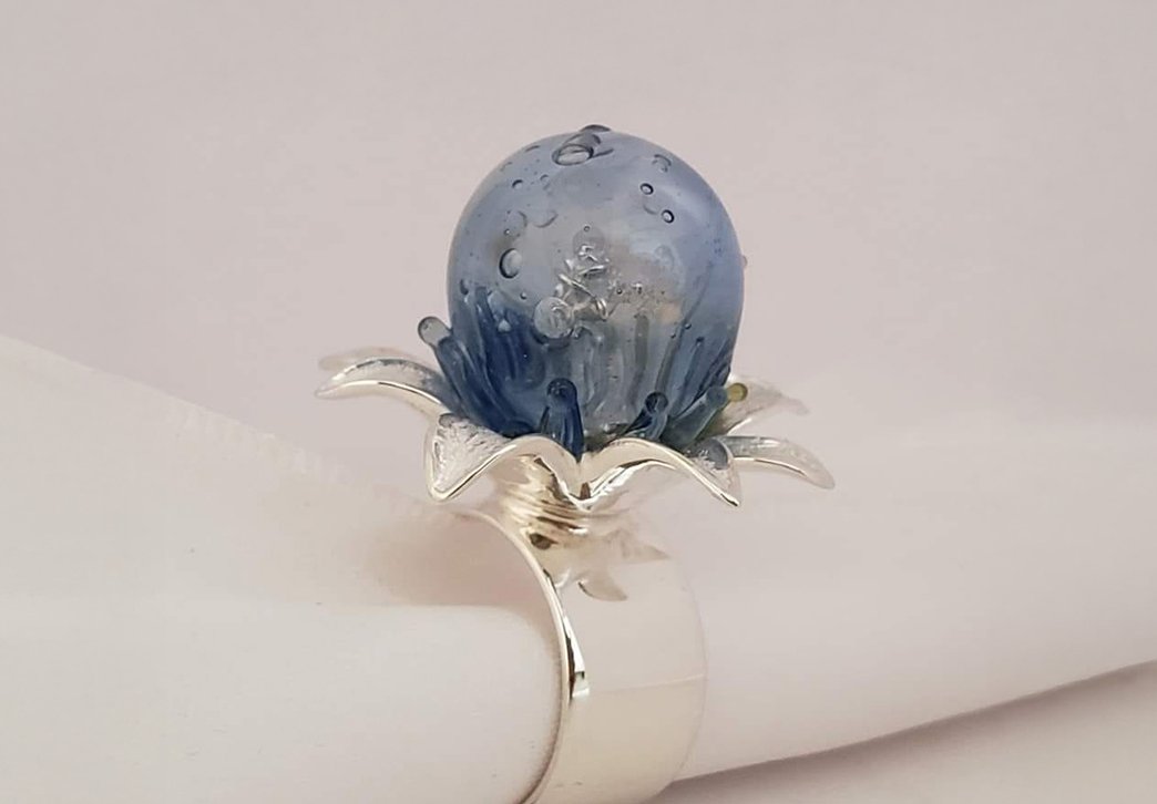 Anillo de plata 925 y vidrio borosilicato azul