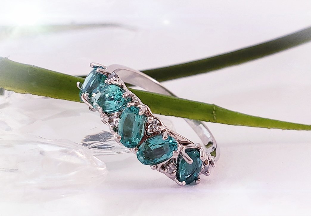 anillo de oro blanco 14, diamantes y esmeraldas