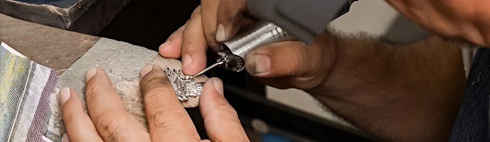 Diseñador de joyas trabajando en una pieza hecha a mano