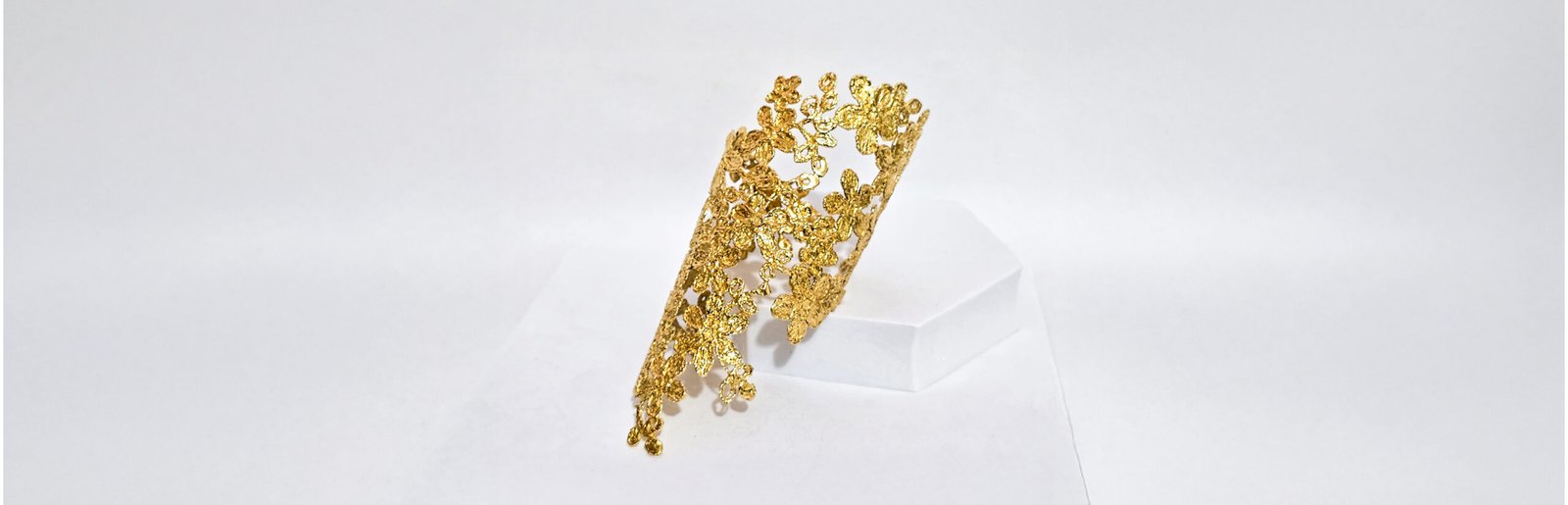 pulsera de oro inspirada en la cultura griega
