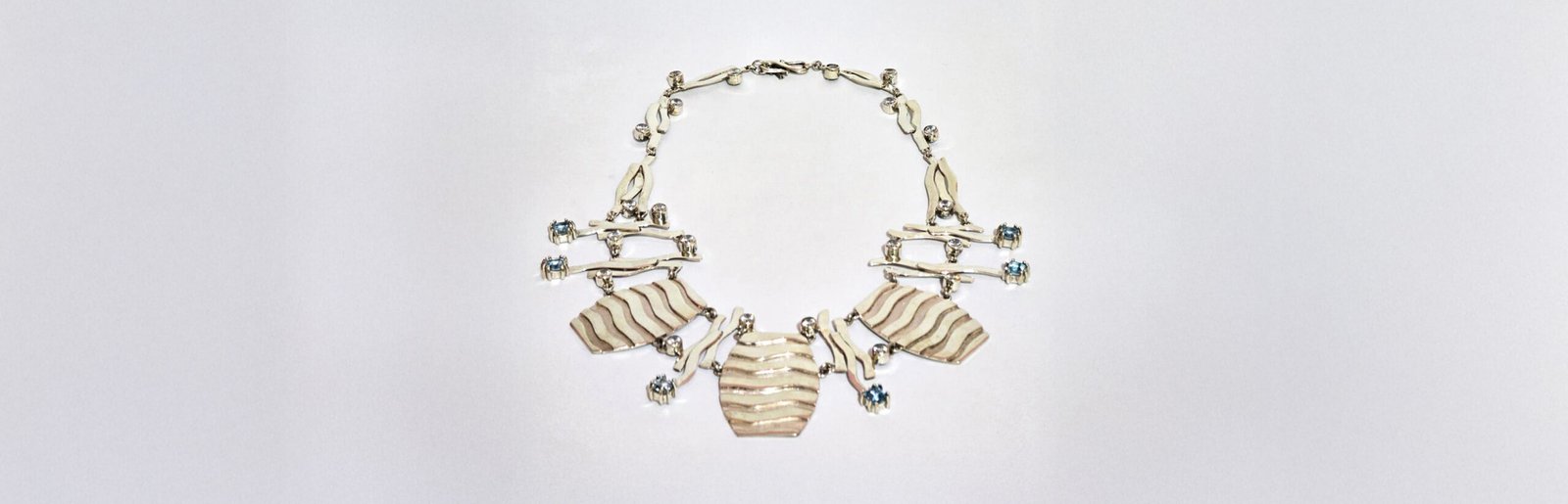 collar de plata y aguamarinas