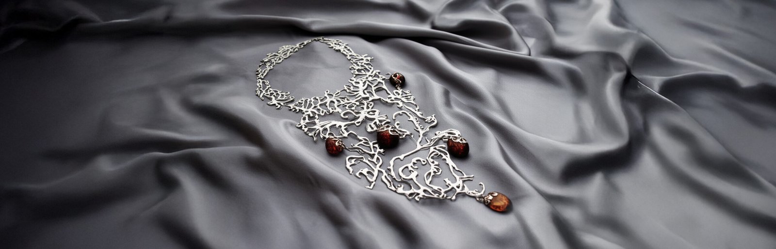 colección de joyas con collar, pendientes y anillo.