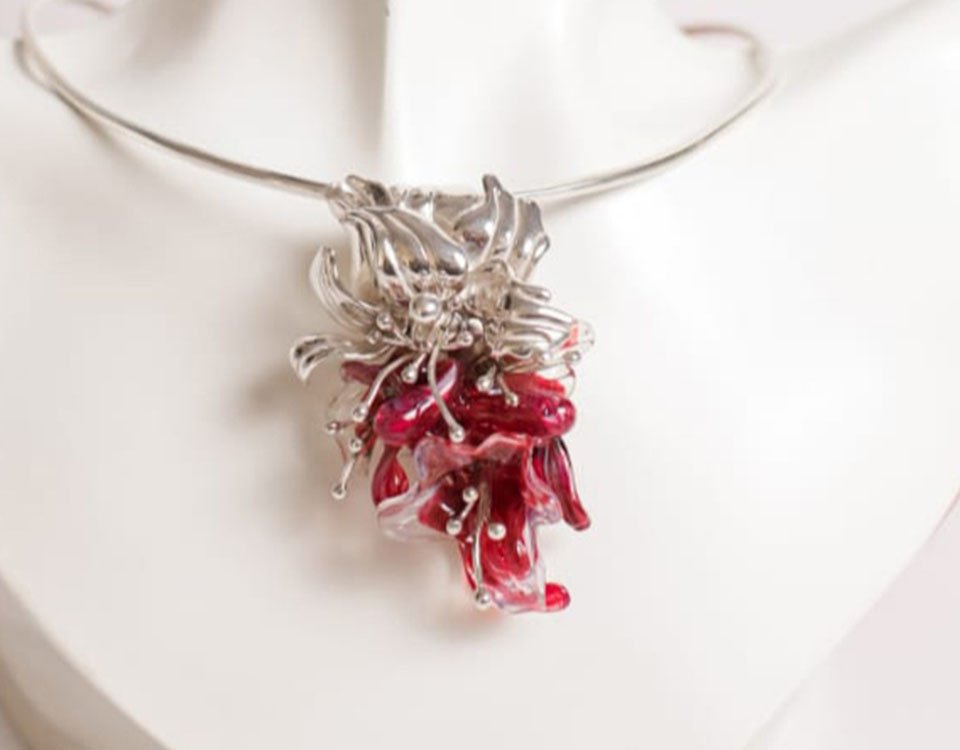 Collar plata y vidrio en color roja de la colección Lírio Oriental