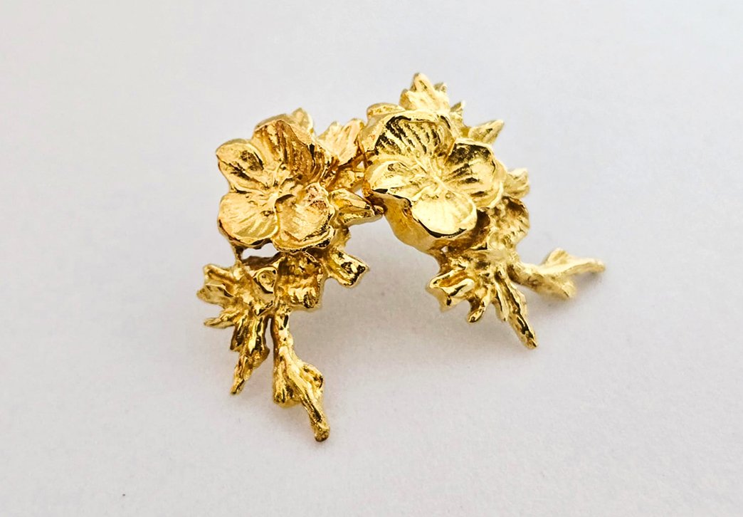 Brincos de ouro com detalhes inspirados na cultura grega
