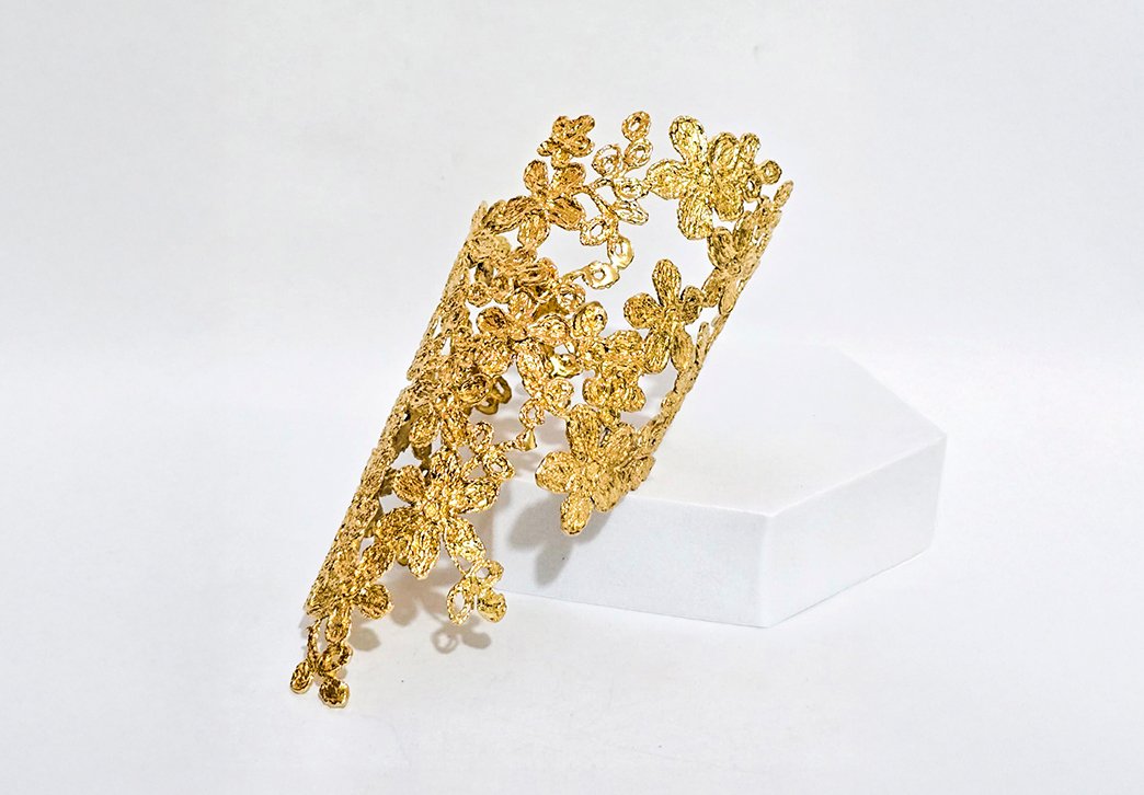 pulseira com elementos gregos banhada em ouro